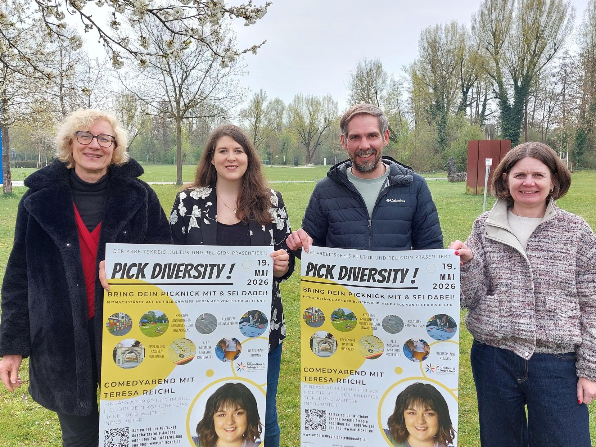Am 19. Mai feiert die Stadt Amberg wieder den Diversity-Tag. Im Bild von links: Bettina Hahn (Geschäftsführerin Evangelisches Bildungswerk Oberpfalz), Nadine Gräml (Gleichstellungsbeauftragte Stadt Amberg), Michael Fritz (künftiger Oberbürgermeister der Stadt Amberg) und Katrin Bäumler (Partnerschaft für Demokratie Amberg). (Bild: Lucy Lumley)