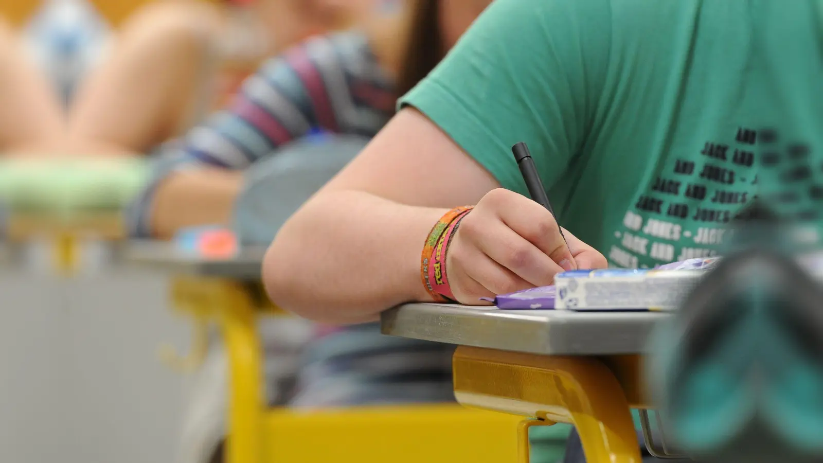 Nach monatelanger Unterschriftensammlung wollen 14 Schülerinnen und Schüler am Dienstag im Landtag eine Petition gegen unangekündigte Tests übergeben. (Bild: Armin Weigel/dpa)