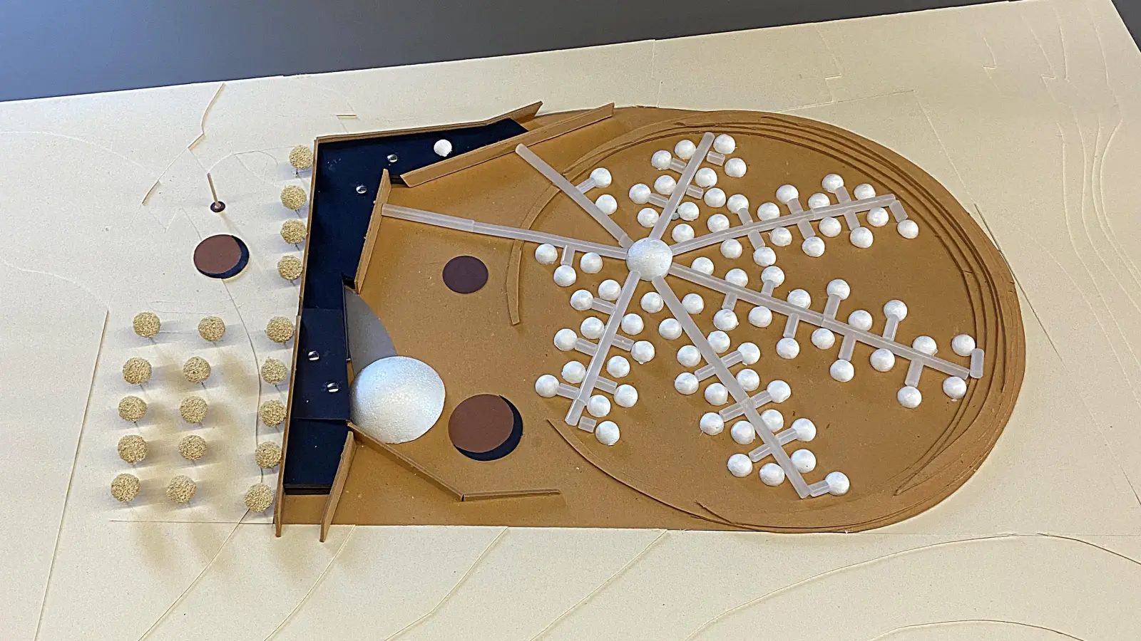 Das Hotel Auerbase gibt es bislang nur als Modell. (Bild: jma)