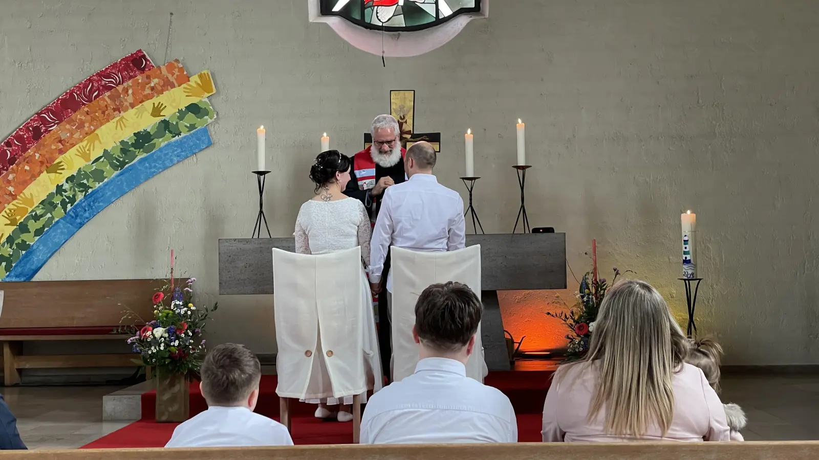 Während manche Paare ihre Trauung zu zweit feierten, brachten andere Kinder und Familie mit in die Erlöserkirche Amberg. (Bild: Ganzmann)