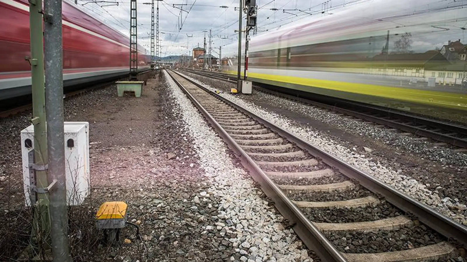 Ein Mann betätigt im Zug die Notverriegelung und bringt den Bahnverkehr bei Sulzbach-Rosenberg zum Stillstand.  (Symbolbild: Bundespolizei)