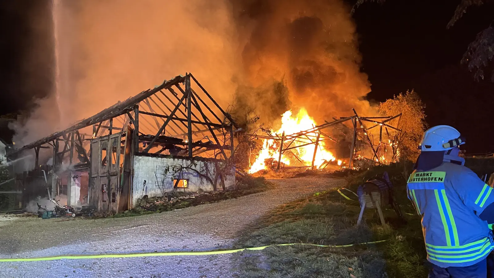 Bei Kastl im Landkreis Amberg-Sulzbach brannten in der Nacht auf Freitag zwei Stallungen nieder. (Bild: Kreisbrandinspektion Amberg Sulzbach)