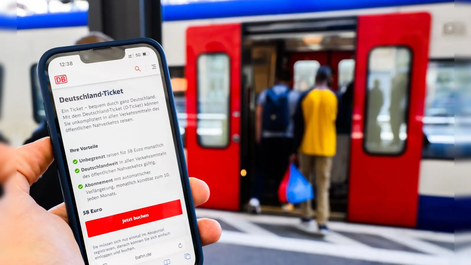 Der Bundestag hat weitere Zuschüsse zum Deutschlandticket bis 2030 beschlossen. (Archivbild: Julian Stratenschulte/dpa)