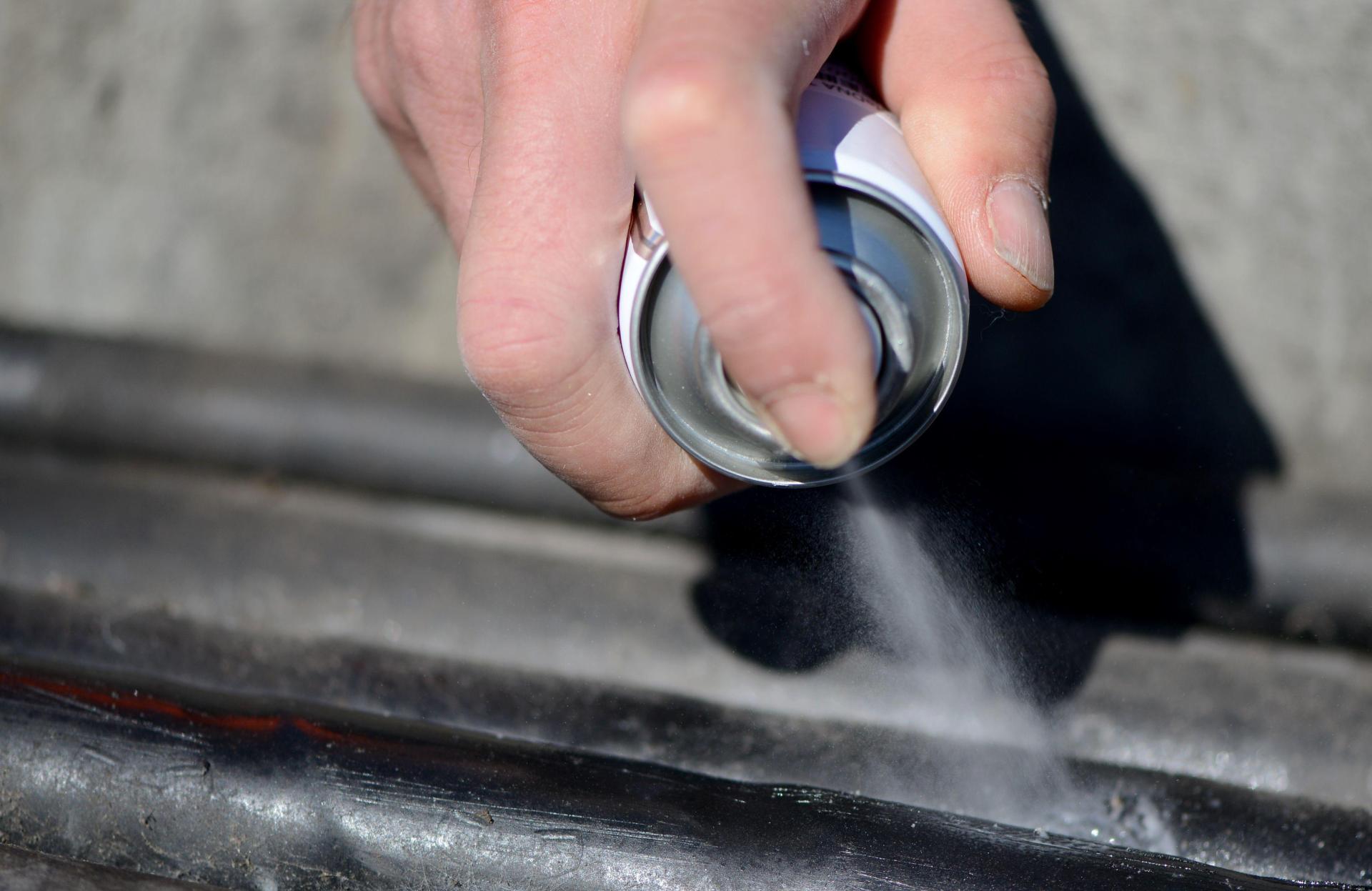 Im Bereich des Bahnhofs in Freihung wurden mehrere öffentliche Einrichtungen mit Graffiti besprüht.  (Symbolbild: Caroline Seidel/dpa)