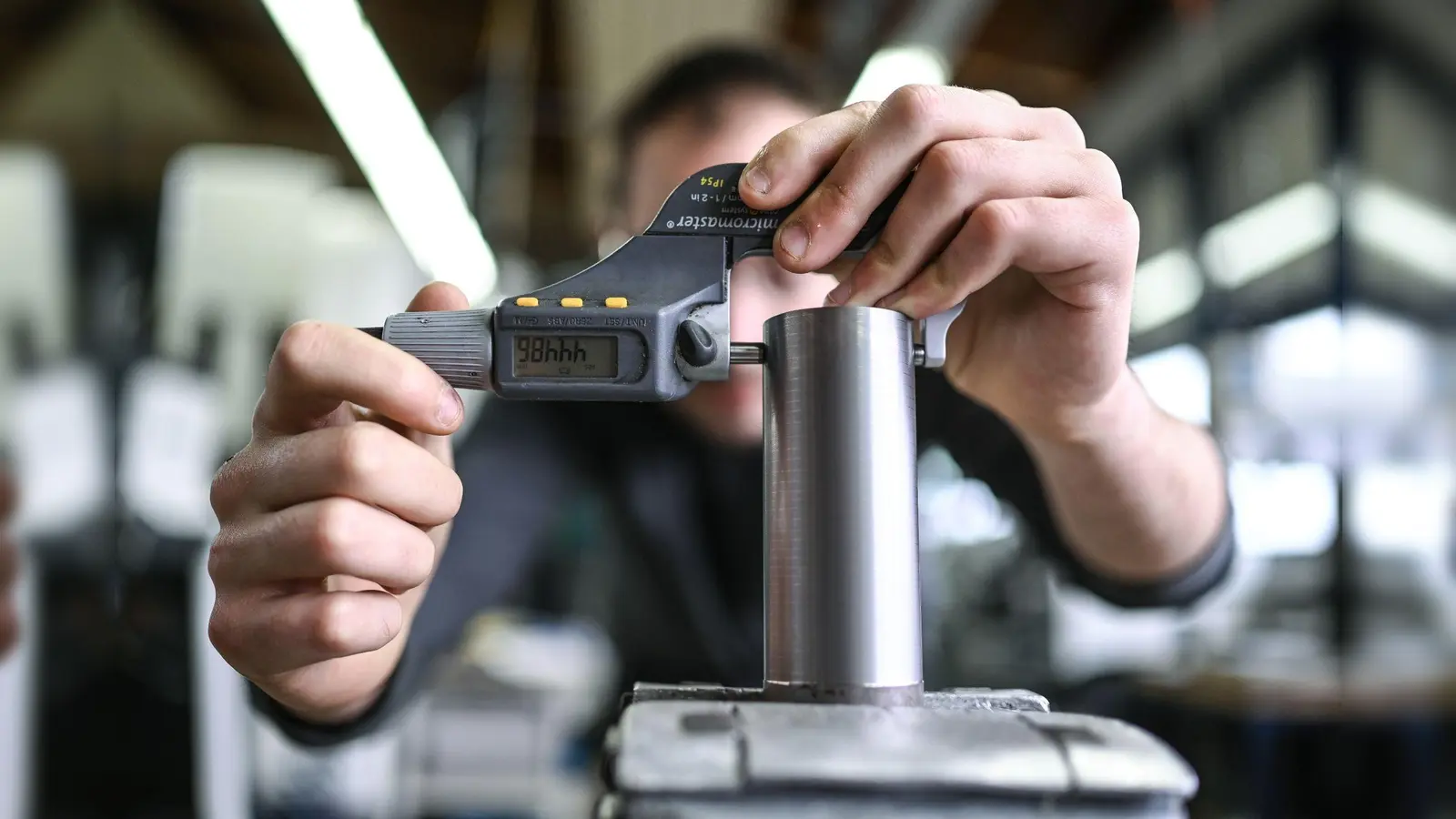 Ein Auszubildender im Metall-Handwerk. (Symbolbild: Felix Kästle/dpa)