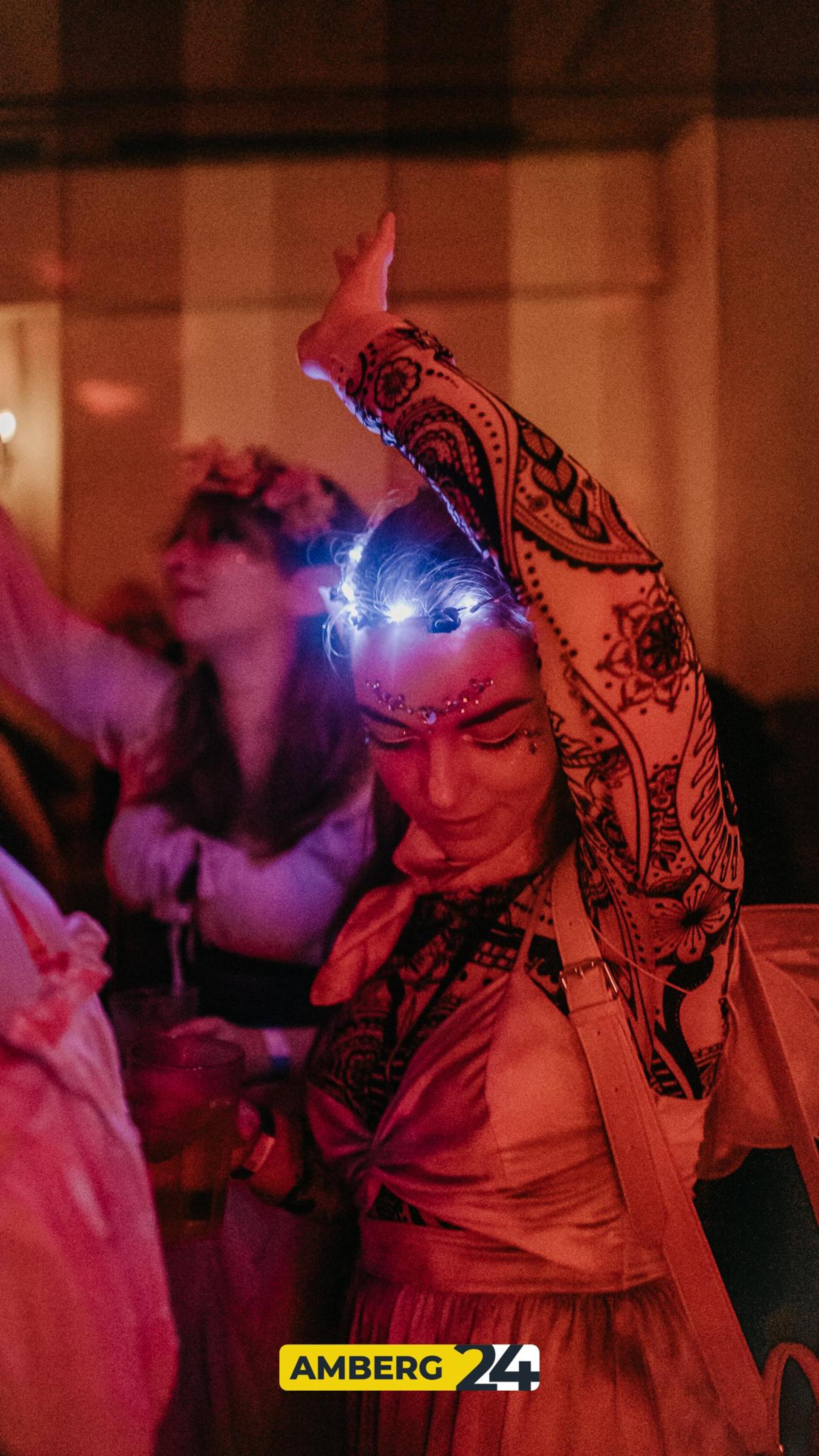 Hexen und Narren waren am Donnerstag auch im Casino unterwegs. (Bild: Mario Donhauser)