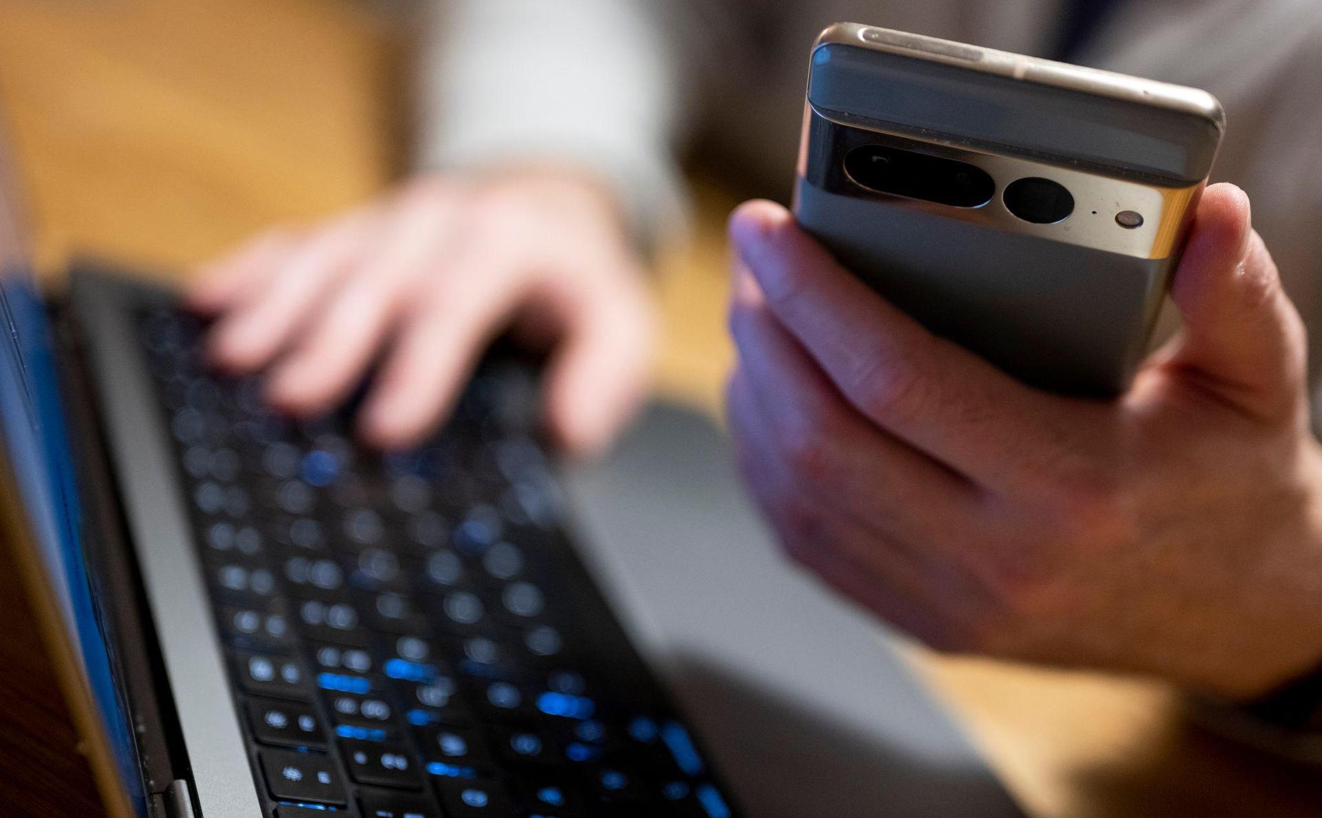 Der Schaden liegt laut Polizei im oberen vierstelligen Bereich. Ein Unbekannter hat das Onlinebanking-Konto einer Frau aus Schnaittenbach manipuliert.  (Symbolbild: Monika Skolimowska/dpa)