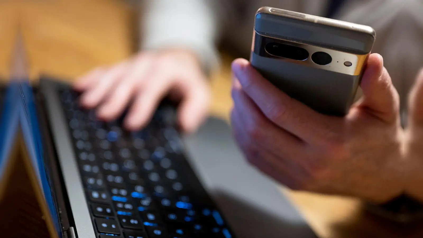 Der Schaden liegt laut Polizei im oberen vierstelligen Bereich. Ein Unbekannter hat das Onlinebanking-Konto einer Frau aus Schnaittenbach manipuliert.  (Symbolbild: Monika Skolimowska/dpa)