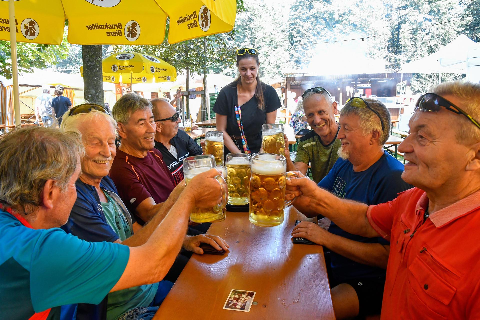 Diese Gruppe hier kam mit dem Rad zum Frohnbergfest. Für weniger sportliche Besucher steht ein Bus-Shuttle-Verkehr zur Verfügung. (Archivbild: Petra Hartl)