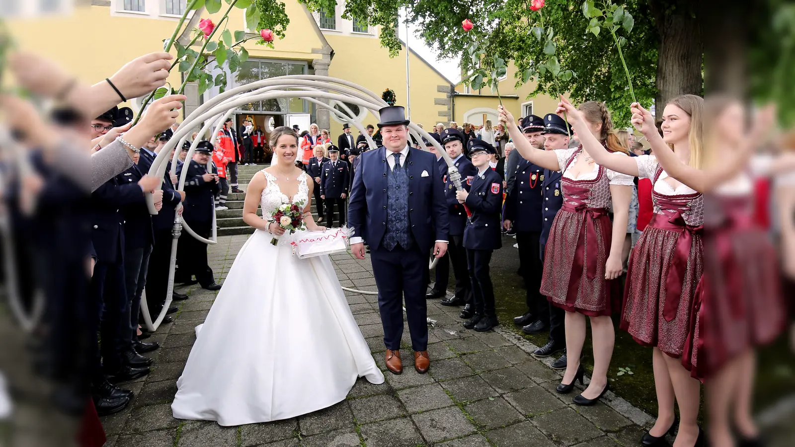 Unter anderem die Feuerwehr steht Spalier für Sarah Friedrich und Felix Müller. (Bild: mef)