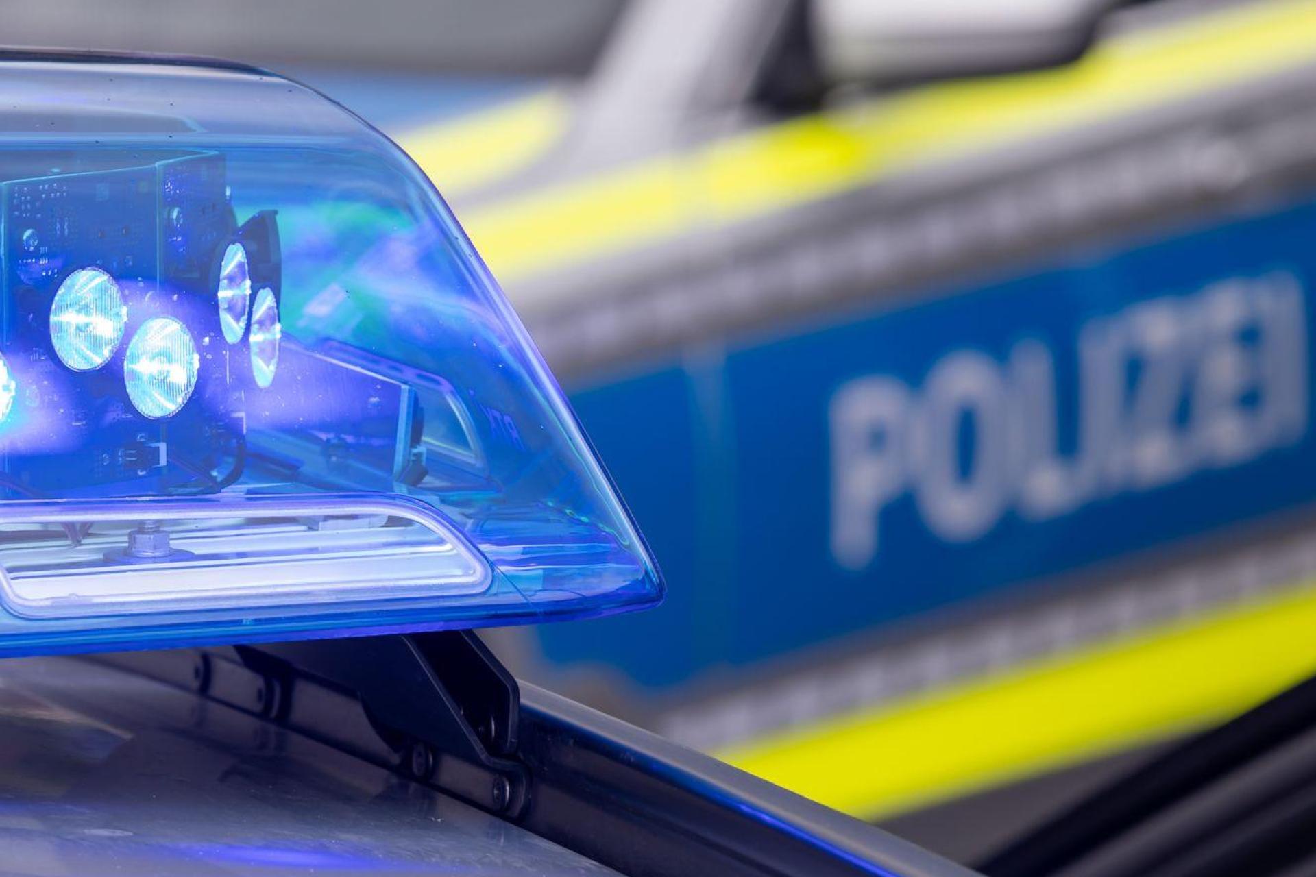 Eine Pflegekraft wird beschuldigt, eine Seniorin bestohlen zu haben. (Symbolbild: Daniel Karmann/dpa)