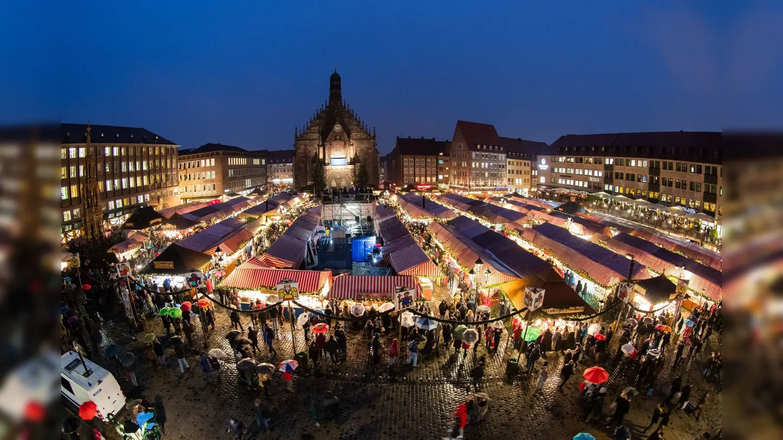 Zum Nürnberger Christkindlmarkt gibt es einige Alternativen. (Bild: Daniel Karmann/dpa/Archivbild)