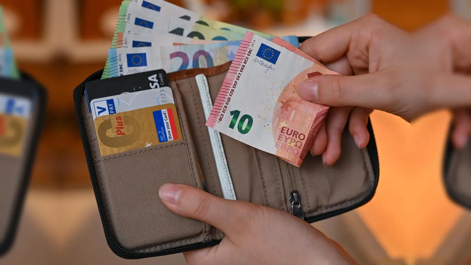 In einem Amberger Lokal wurde einer 21-Jährigen Bargeld aus ihrer Handtasche gestohlen.  (Symbolbild: Patrick Pleul)