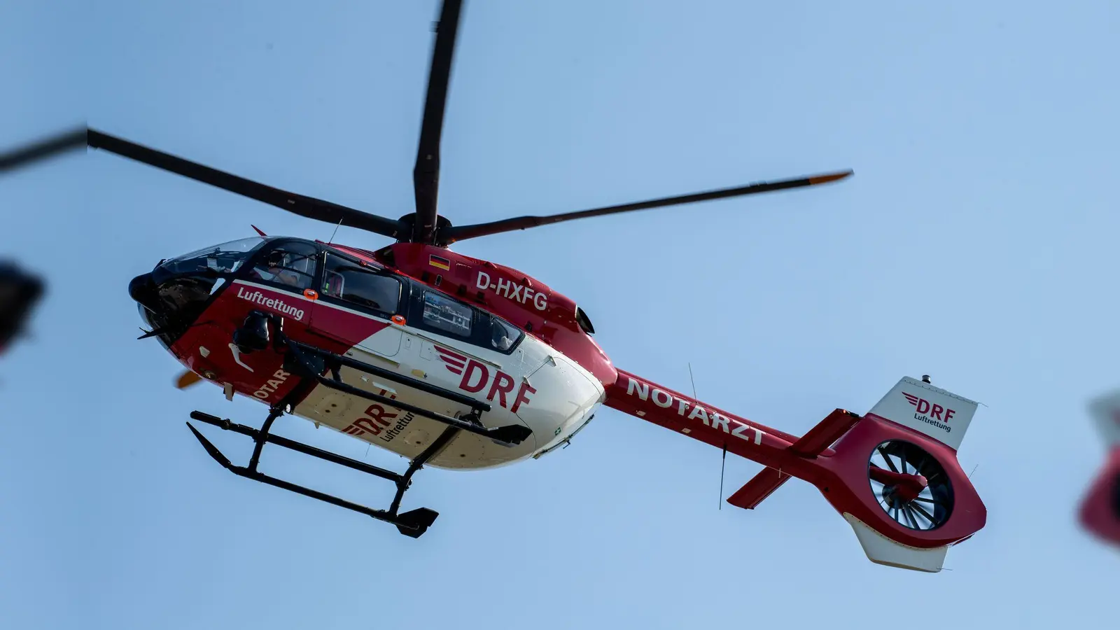 Ein Rettungshubschrauber brachte die schwerverletzten Unfallbeteiligten in nahegelegene Krankenhäuser. (Symbolbild: Stefan Sauer/dpa/Symbolbild)