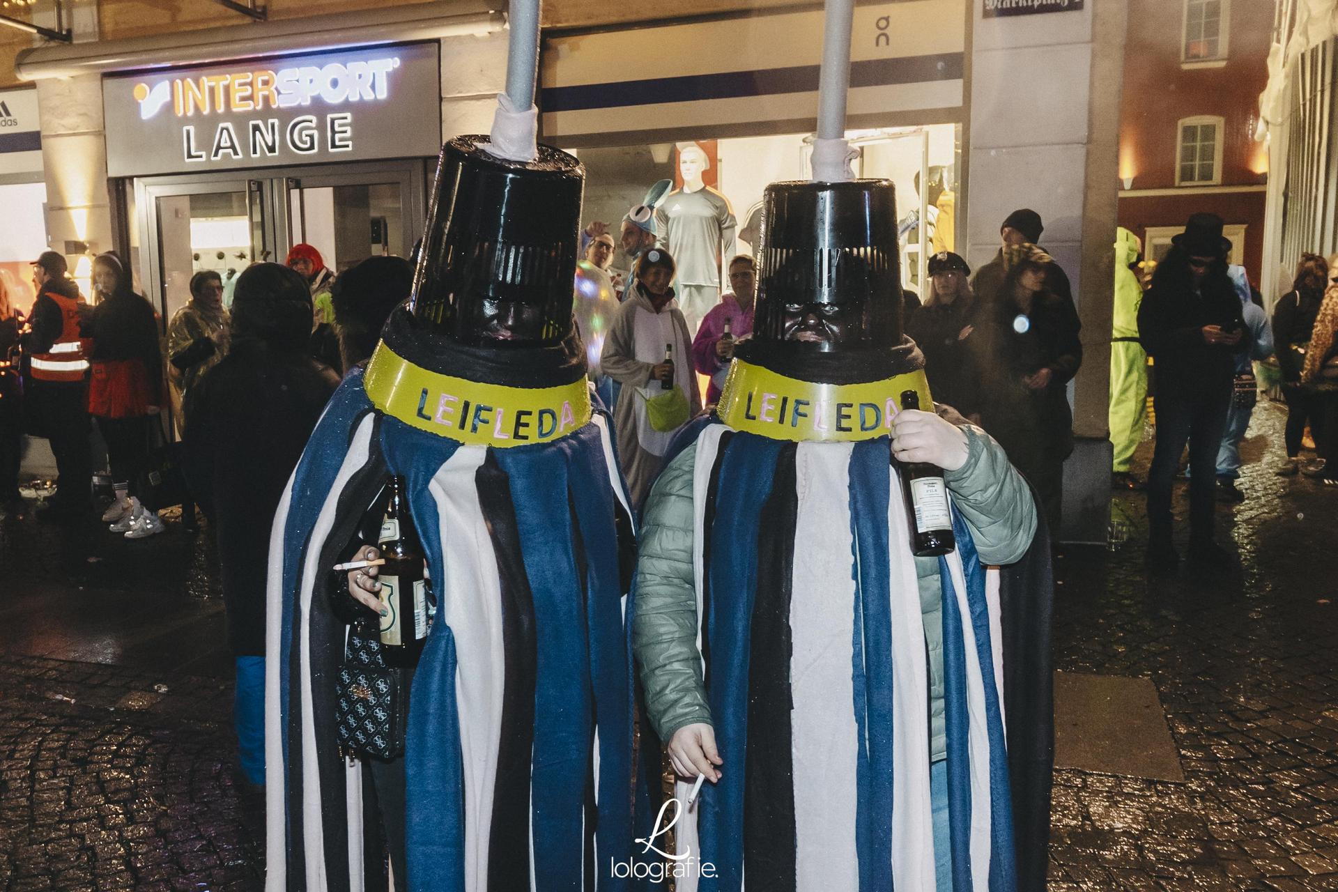 Hexennacht in Amberg. Die Fotos vom Weiberfasching am Marktplatz, exklusiv auf Amberg24.de (Bild: Lolografie)