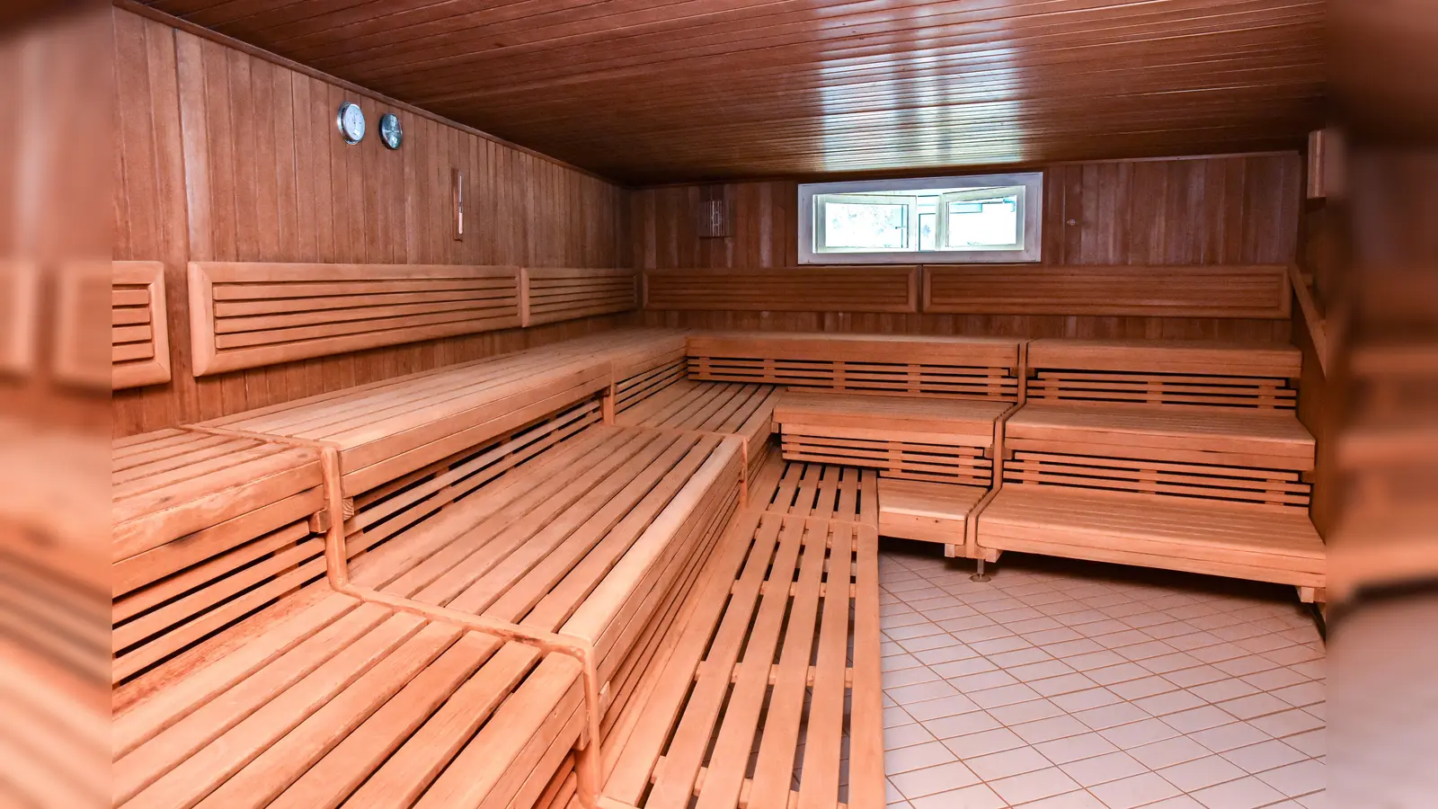 In Amberg hat ein Mann eine Frau in einer Sauna mit Schuhen beworfen. Die Polizei ermittelt. (Symbolbild: Stephan Huber)