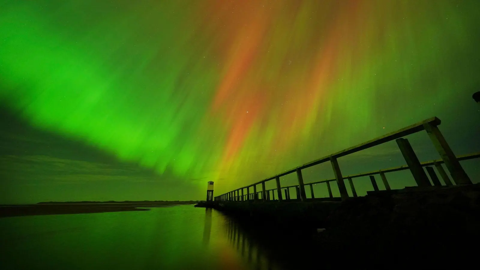 Je weiter nördlich, desto höher sind die Chancen auf Polarlichter. (Archivbild) (Bild: Owen Humphreys/PA Wire/dpa)