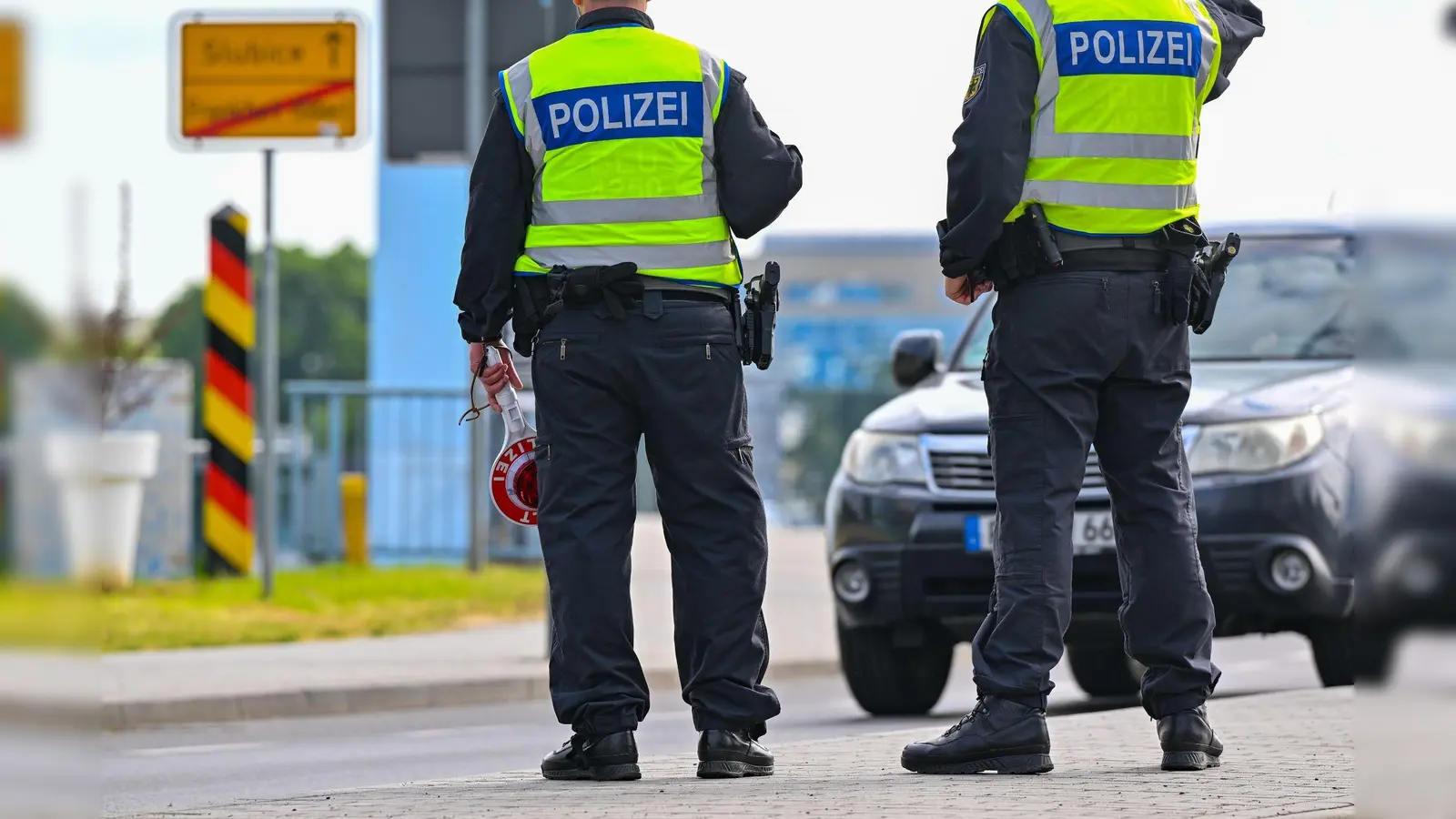 Beamte der Bundespolizei stehen an der deutschen Grenze. (Bild: Patrick Pleul/dpa/Symbolbild)