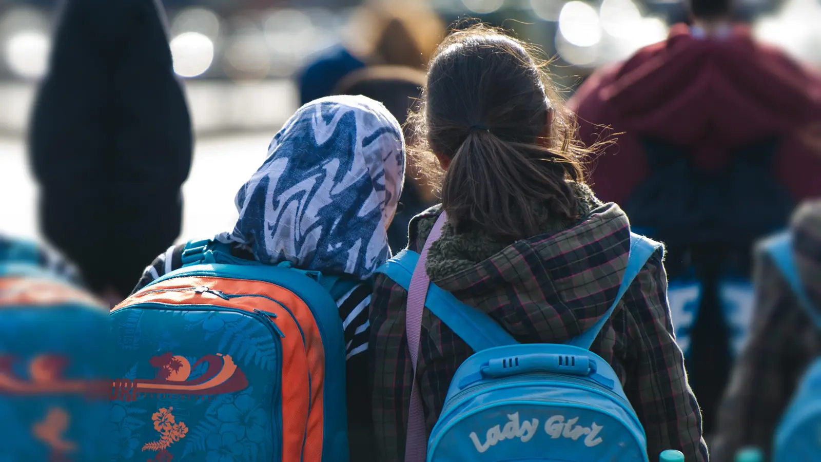 Am Amberger Bahnhof versucht ein Unbekannter, einer 13-jährigen Muslima ihre Kopfbedeckung zu entreißen. Die Polizei sucht jetzt nach Zeugen. (Symbolbild: Daniel Bockwoldt)