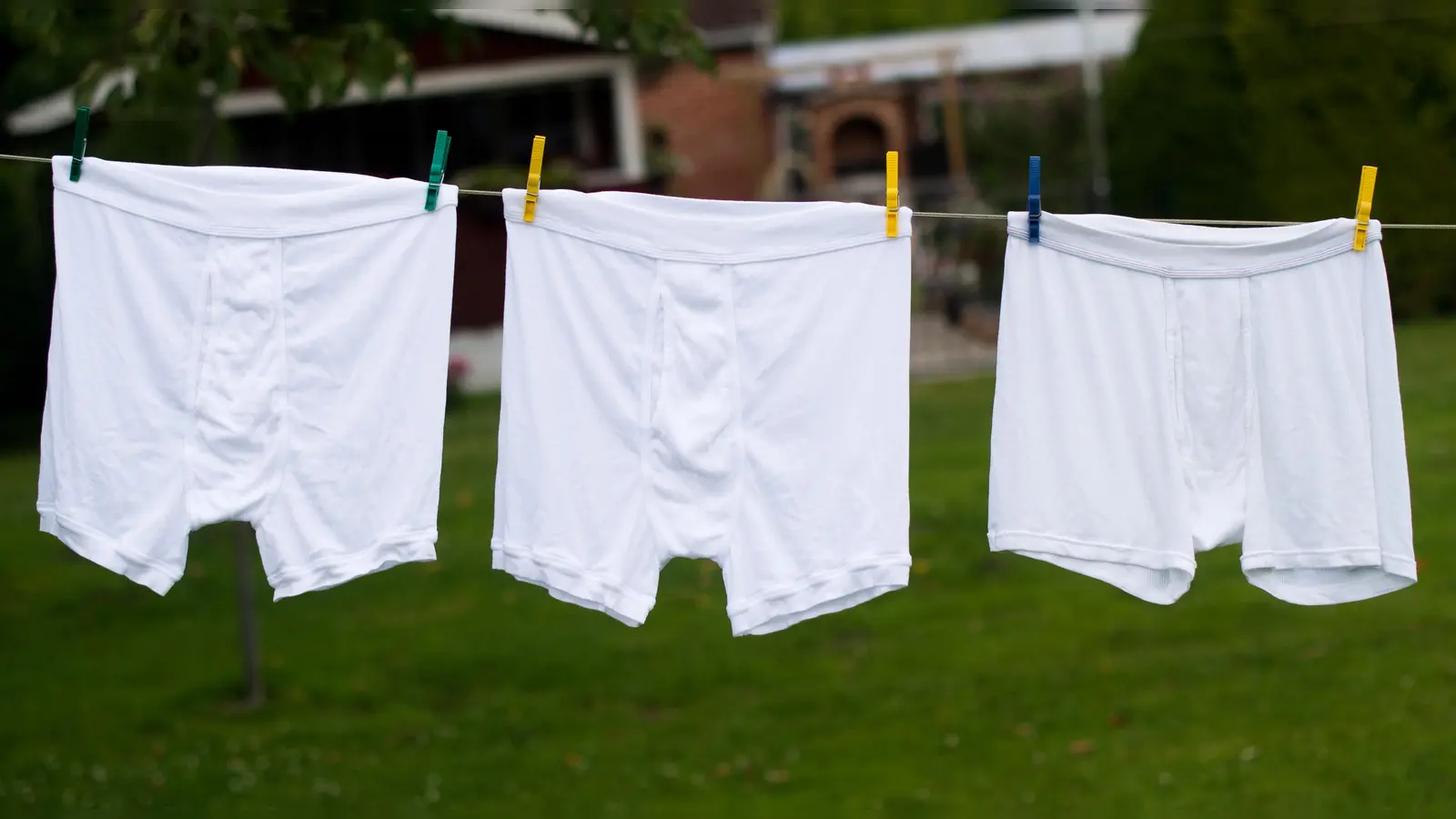 Ein Mann hat Unterwäsche aus einem Geschäft in Amberg gestohlen. (Symbolbild: Julian Stratenschulte)