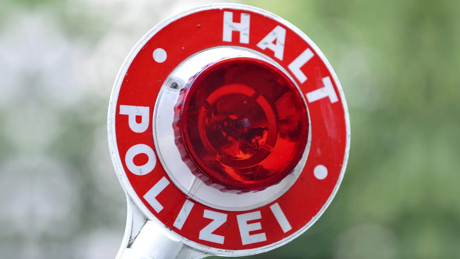 Mit einem technisch veränderten Mofa sah sich ein 17-Jähriger in Sulzbach-Rosenberg einer Polizeikontrolle gegenüber. (Symbolbild: Frank Leonhardt/dpa)