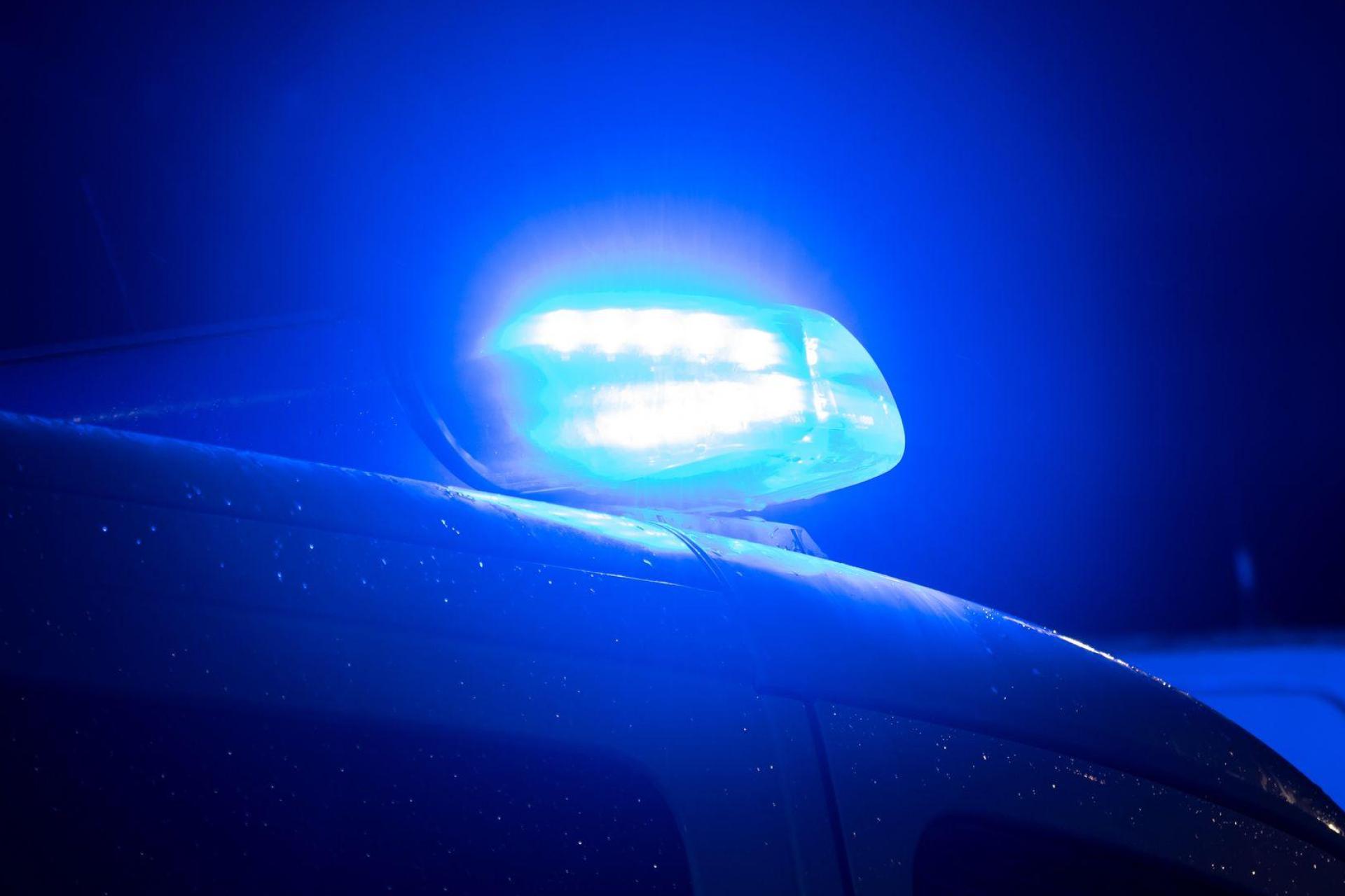 Ein Autofahrer übersah auf der B299 bei Lauterhofen das Blinksignal eines Traktors, es kam zur Kollision. (Symbolbild: Sarah Knorr/dpa)