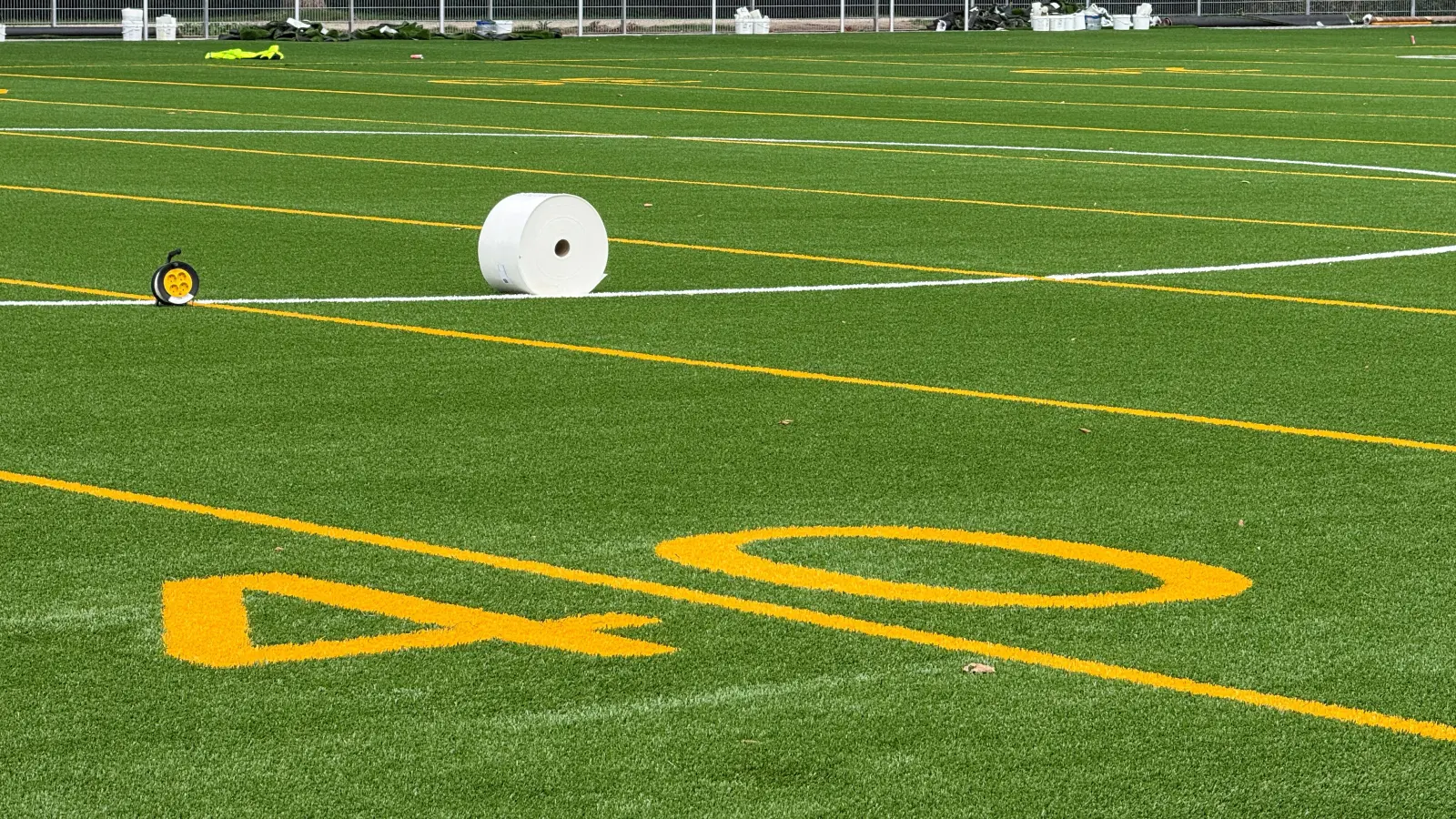 Die gelbe 40 ist eine der Markierungen, die man fürs American Football braucht:  (Bild: Petra Hartl)
