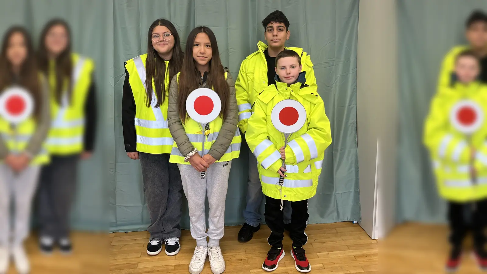 Die vier Schülerlotsen sind Teil des Teams der Luitpold Mittelschule. Fabiana, Cecilia, Mahan und Stefan stehen am Zebrastreifen bereit.  (Bild: ama)