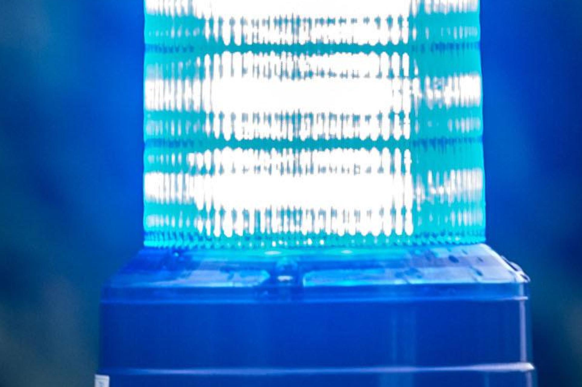 Wohl ein Lastwagen oder ein landwirtschaftliches Fahrzeug haben einen Gartenzaun und das dazugehörige Tor in Etzelwang beschädigt. (Symbolbild: Armin Weigel/dpa)