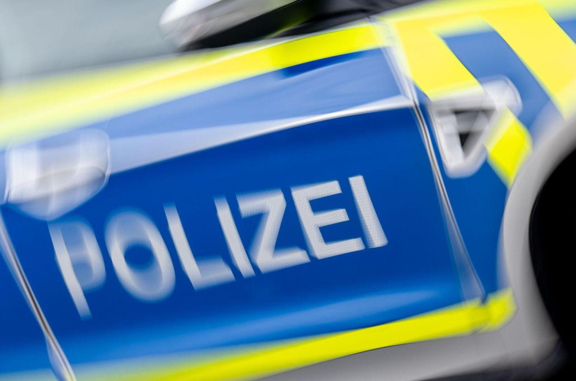 Eine Auseinandersetzung zwischen Festbesuchern und dem Sicherheitsdienst ist in Amberg eskaliert. Dabei flogen sogar Masskrüge. (Symbolbild: Hendrik Schmidt/dpa)