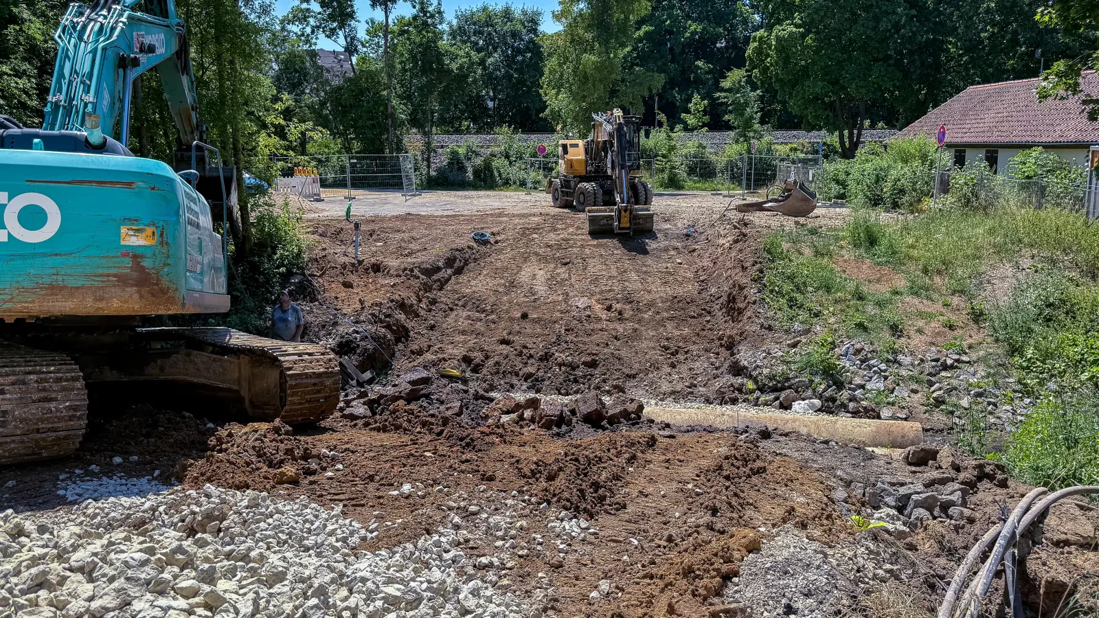 Etliche Brücken in Sulzbach-Rosenberg sind in die Jahre gekommen und müssen saniert werden. Das gilt auch für die Brücke am Eislaufplatz. Ein schwerer Kettenbagger hat sie abgerissen. Bald wird hier ein Neubau errichtet. (Bild: Stephan Huber)