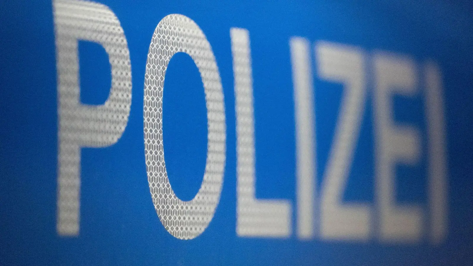 Die Amberger Polizei ermittelt gegen einen Mann, der eine Frau als „Bitch” bezeichnet hat.  (Symbolbild: Marijan Murat/dpa)