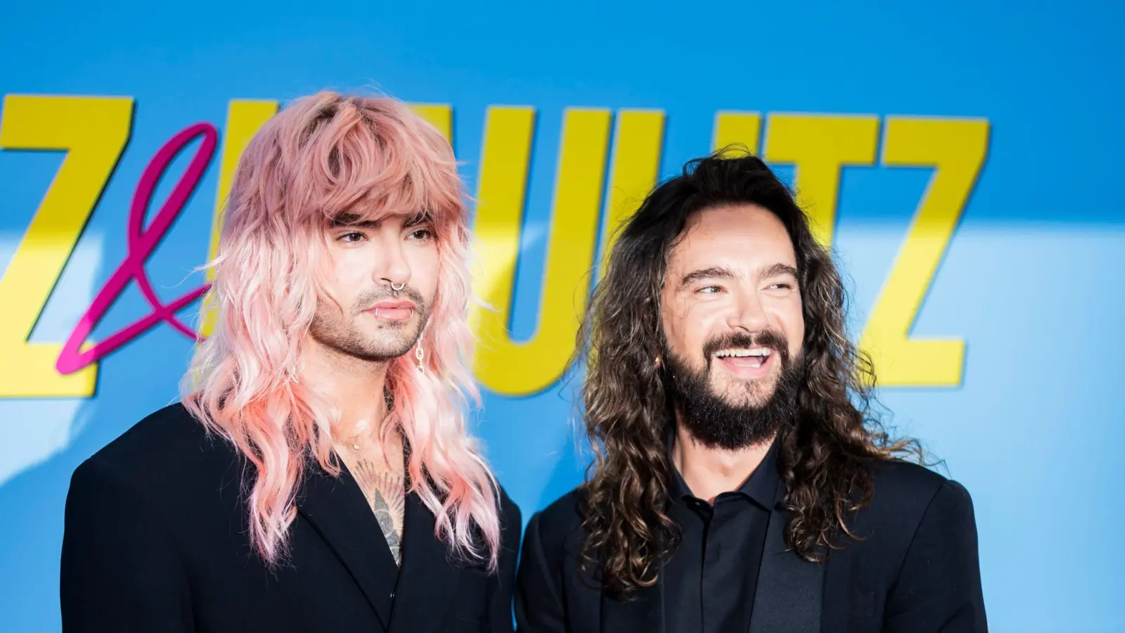 Die Zwillingsbrüder Bill (l) und Tom Kaulitz bei der Premiere der Netflix-Dokuserie „Kaulitz &amp; Kaulitz“. (Bild: Christoph Soeder/dpa)