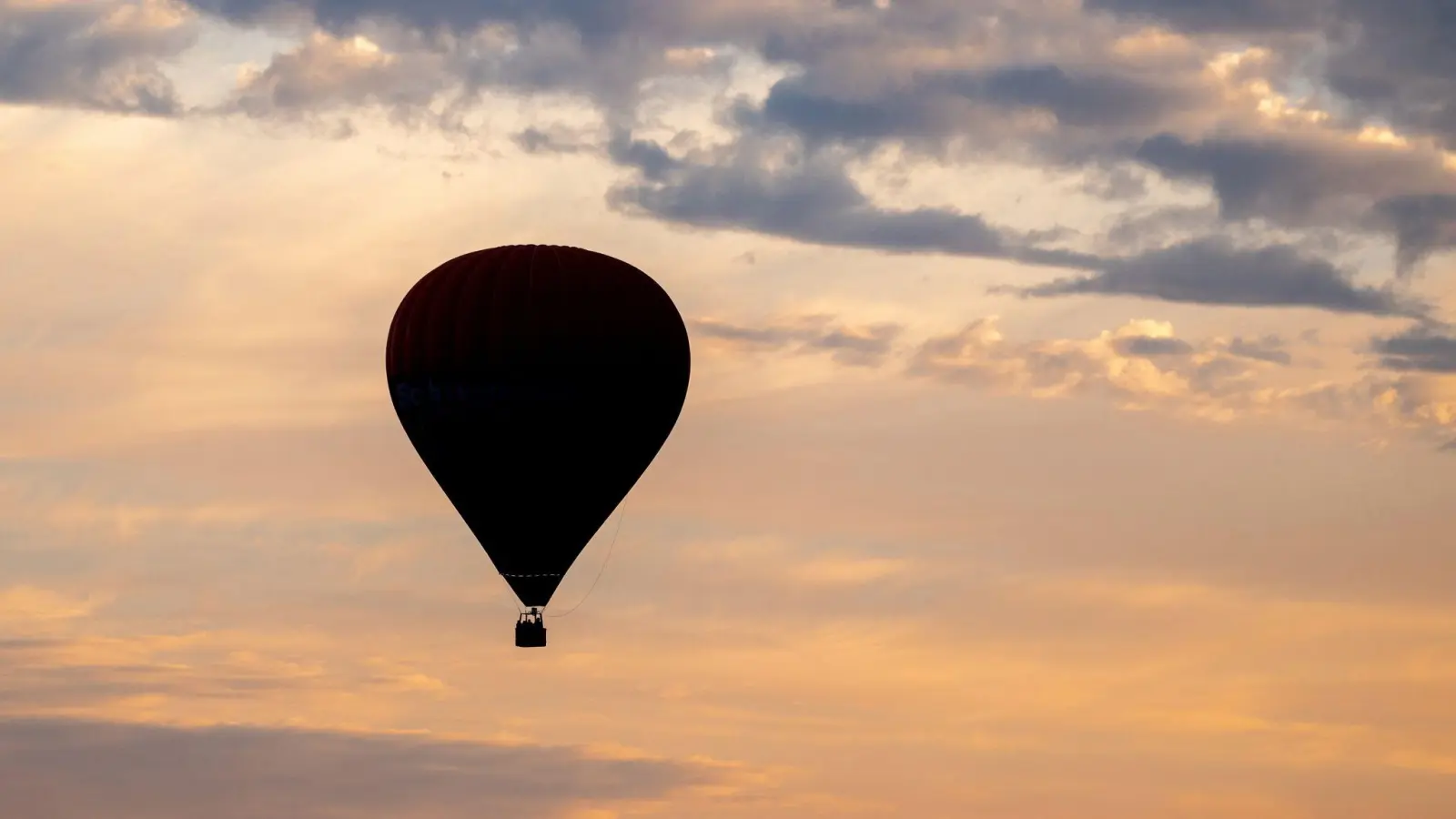 In Regensburg ist ein Heißluftballon in die Donau gestürzt. (Symbolbild: Hauke-Christian Dittrich/dpa)