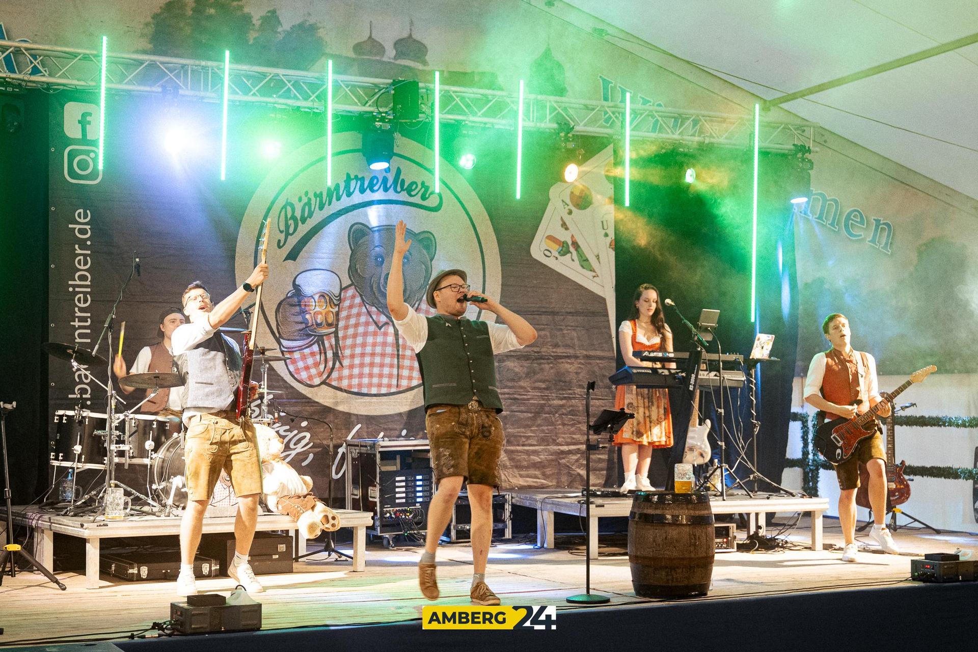 Am zweiten Dult-Freitag haben die „Bärntreiber” mit euch Party gemacht. Fotograf David war für uns unterwegs und hat die Stimmung festgehalten. (Bild: David Mueller)