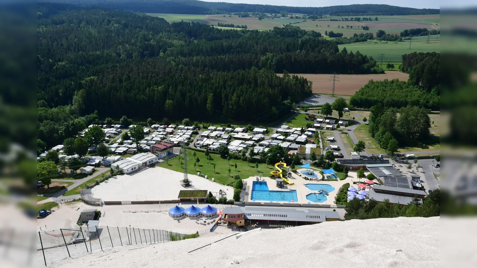 Campen, baden oder mit der Sommerrodelbahn fahren - rund um den Monte Kaolino ist das alles möglich.  (Bild: Petra Hartl)