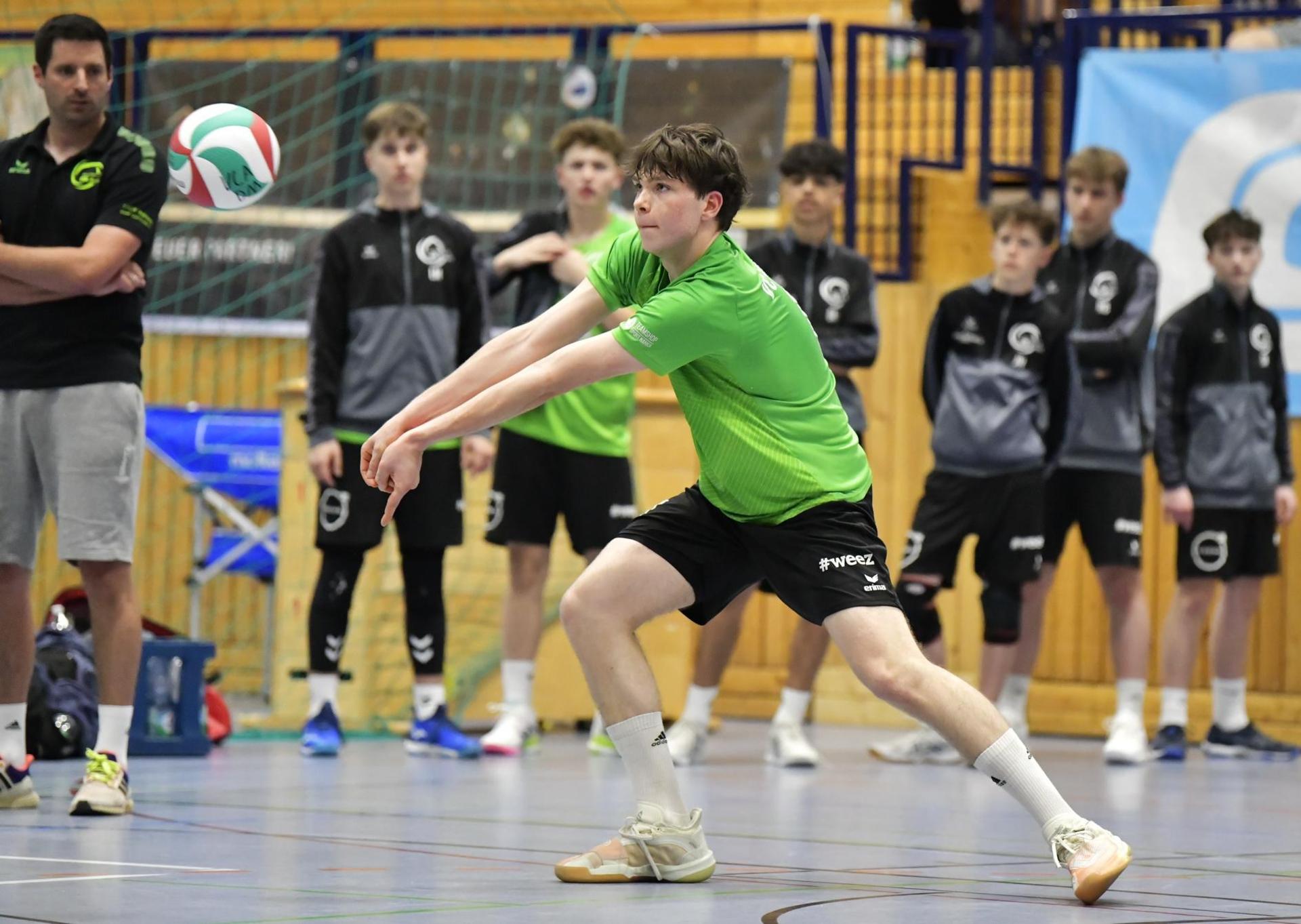 Sebastian Helm vom VC Amberg bei der Ballannahme.  (Bild: Hubert Ziegler)