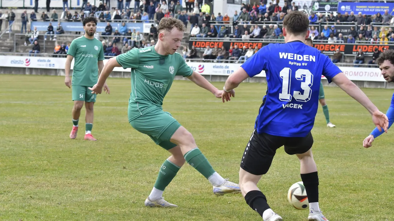 Nur noch ein Derby: Nach dem Abstieg der DJK Ammerthal bleibt in der Bayernliga Nord nur noch das Duell zwischen der DJK Gebenbach (im Bild links Leon Kipry) und der SpVgg SV Weiden (rechts Patryk Vacek).  (Archivbild: Hubert Ziegler)