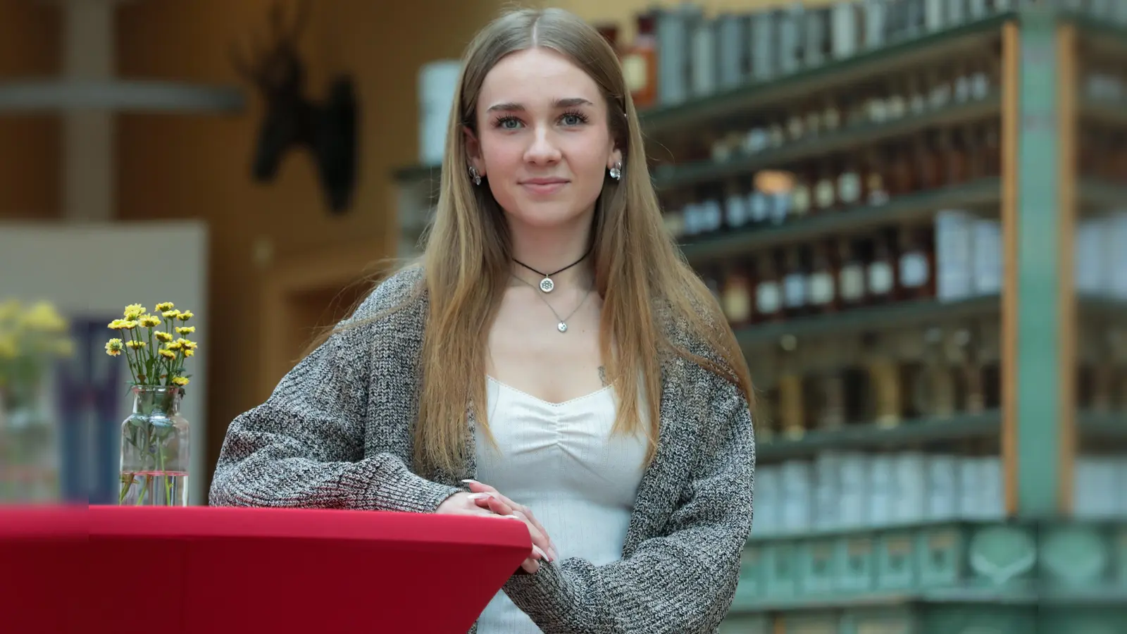 Mia Egelseer aus Köfering (Kümmersbruck/Amberg-Sulzbach) möchte Jugendliche zu Fast Fashion aufklären. (Bild: Wolfgang Steinbacher)