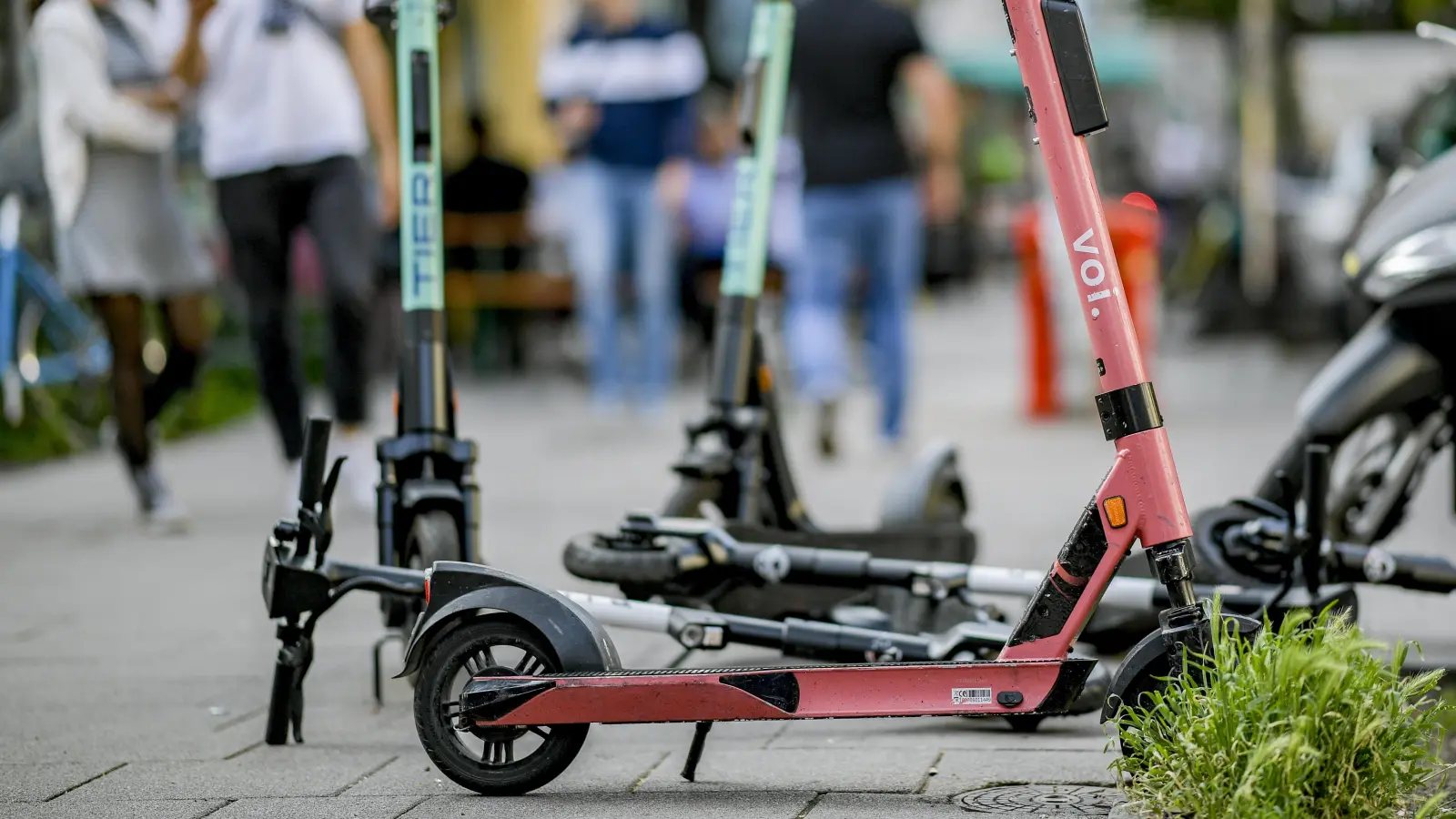 Die Elektro-Scooter könnt ihr ab dem 14. Geburtstag fahren.  (Bild: Axel Heimken/dpa)