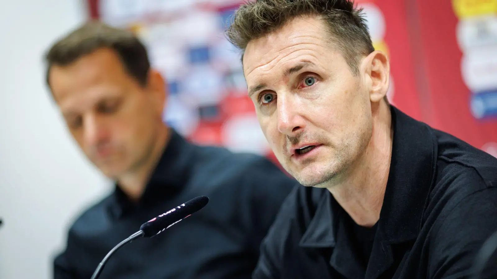 Miroslav Klose wird als neuer Trainer beim 1. FC Nürnberg vorgestellt. (Bild: Daniel Karmann/dpa)