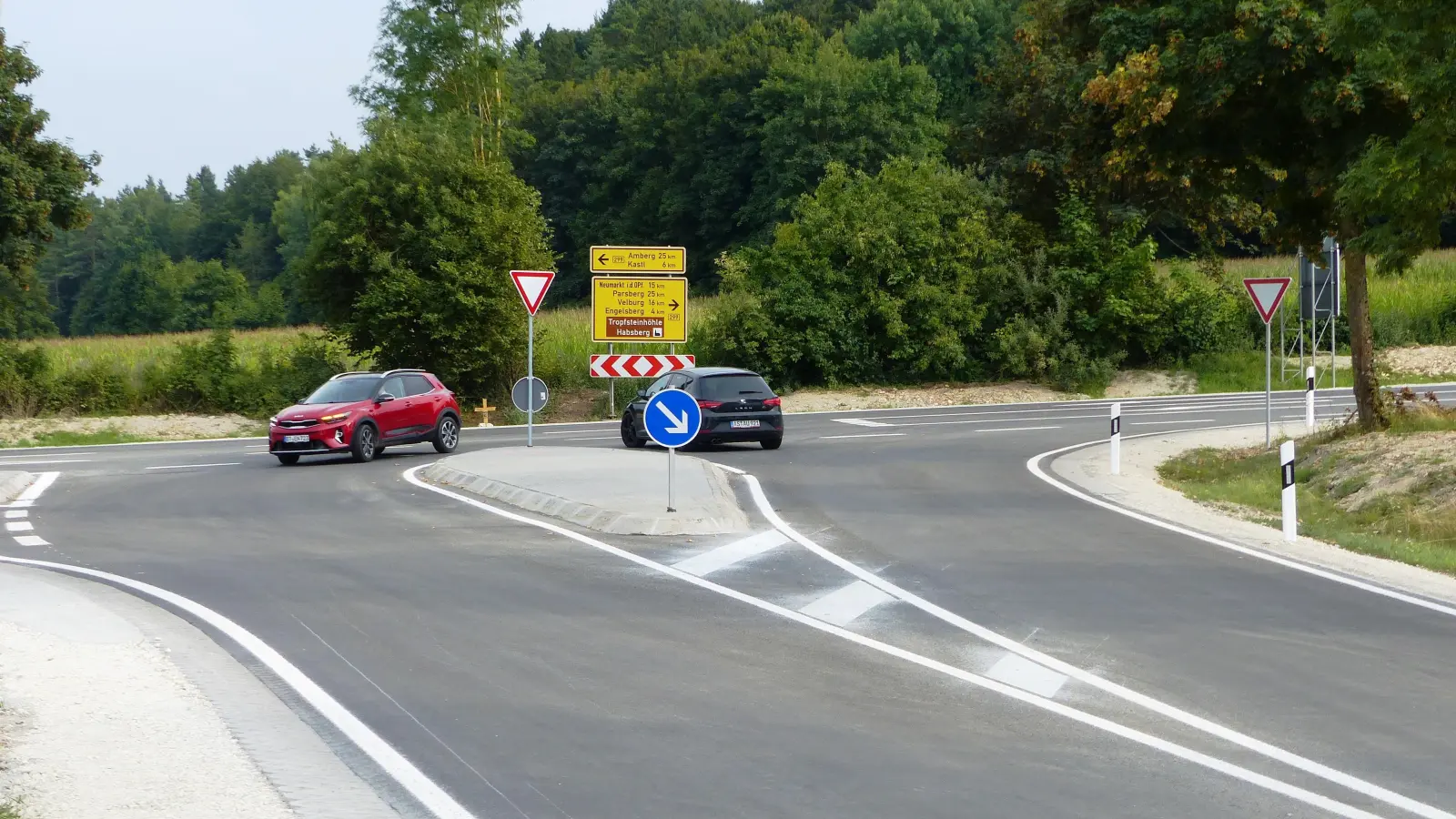 Nach fast vier Wochen wurden die Bauarbeiten beendet. Die B299 wurde, wie hier an der Einmündung bei Lauterhofen in Richtung Amberg und Neumarkt neu asphaltiert. Außerdem wurden die Verkehrsinseln neu betoniert und neue Straßenmarkierungen aufgebracht.  (Bild: jp)