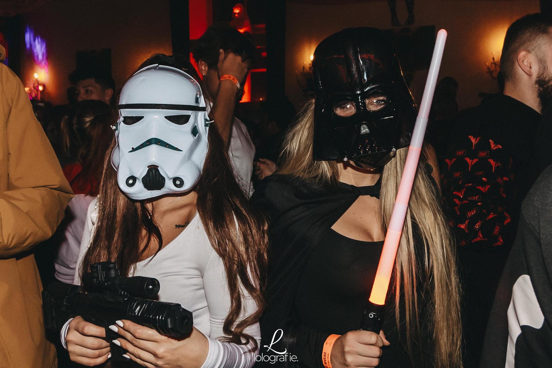 „Creepy Carneval” - das war das Motto der Halloween-Nacht im Casino. Und creepy waren auch viele der Partygäste mit ihren Verkleidungen. (Bild: Leonie Hartung)