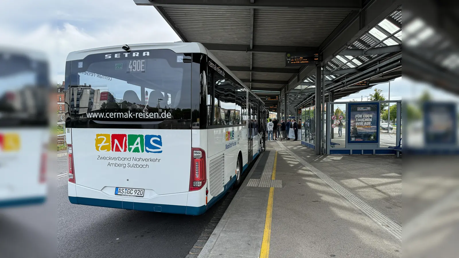 Die neue Express-Buslinie „490 E” verbindet seit September Amberg und Weiden. Und zwar so, dass damit tatsächlich eine Alternative zum Auto entstanden ist. Der Bus fährt stündlich und ist gegenüber dem Auto auch nicht wesentlich langsamer.  (Bild: Stephan Huber)