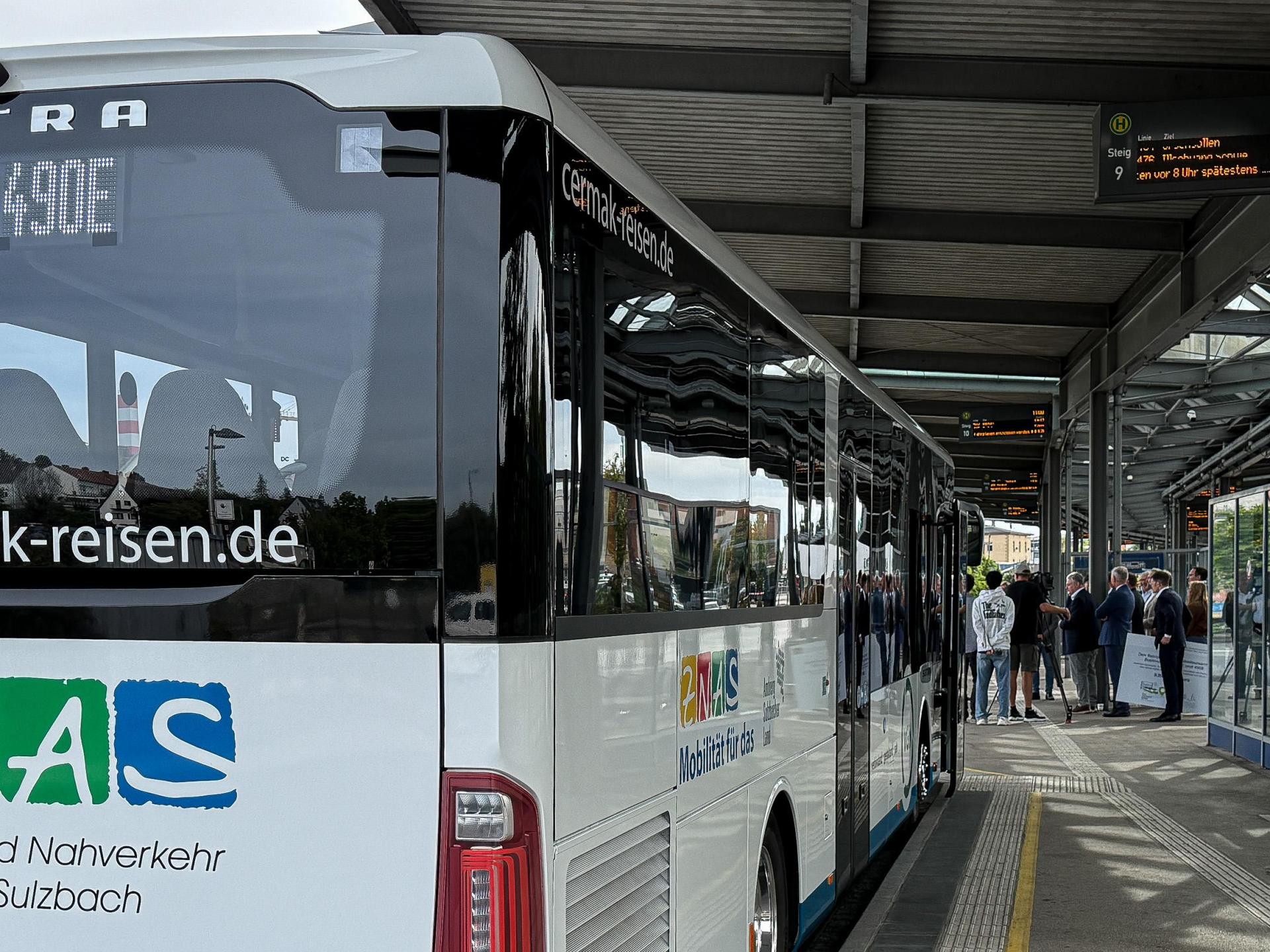 Die neue Express-Buslinie „490 E” verbindet seit September Amberg und Weiden. Und zwar so, dass damit tatsächlich eine Alternative zum Auto entstanden ist. Der Bus fährt stündlich und ist gegenüber dem Auto auch nicht wesentlich langsamer.  (Bild: Stephan Huber)