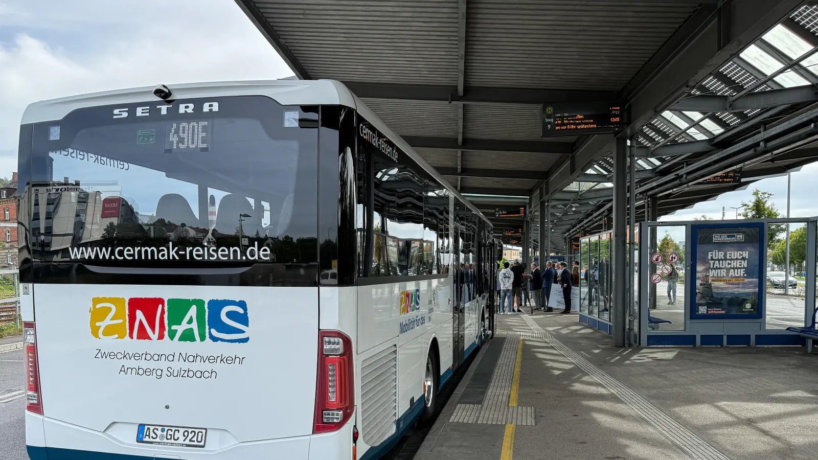Die neue Express-Buslinie „490 E” verbindet seit September Amberg und Weiden. Und zwar so, dass damit tatsächlich eine Alternative zum Auto entstanden ist. Der Bus fährt stündlich und ist gegenüber dem Auto auch nicht wesentlich langsamer.  (Bild: Stephan Huber)