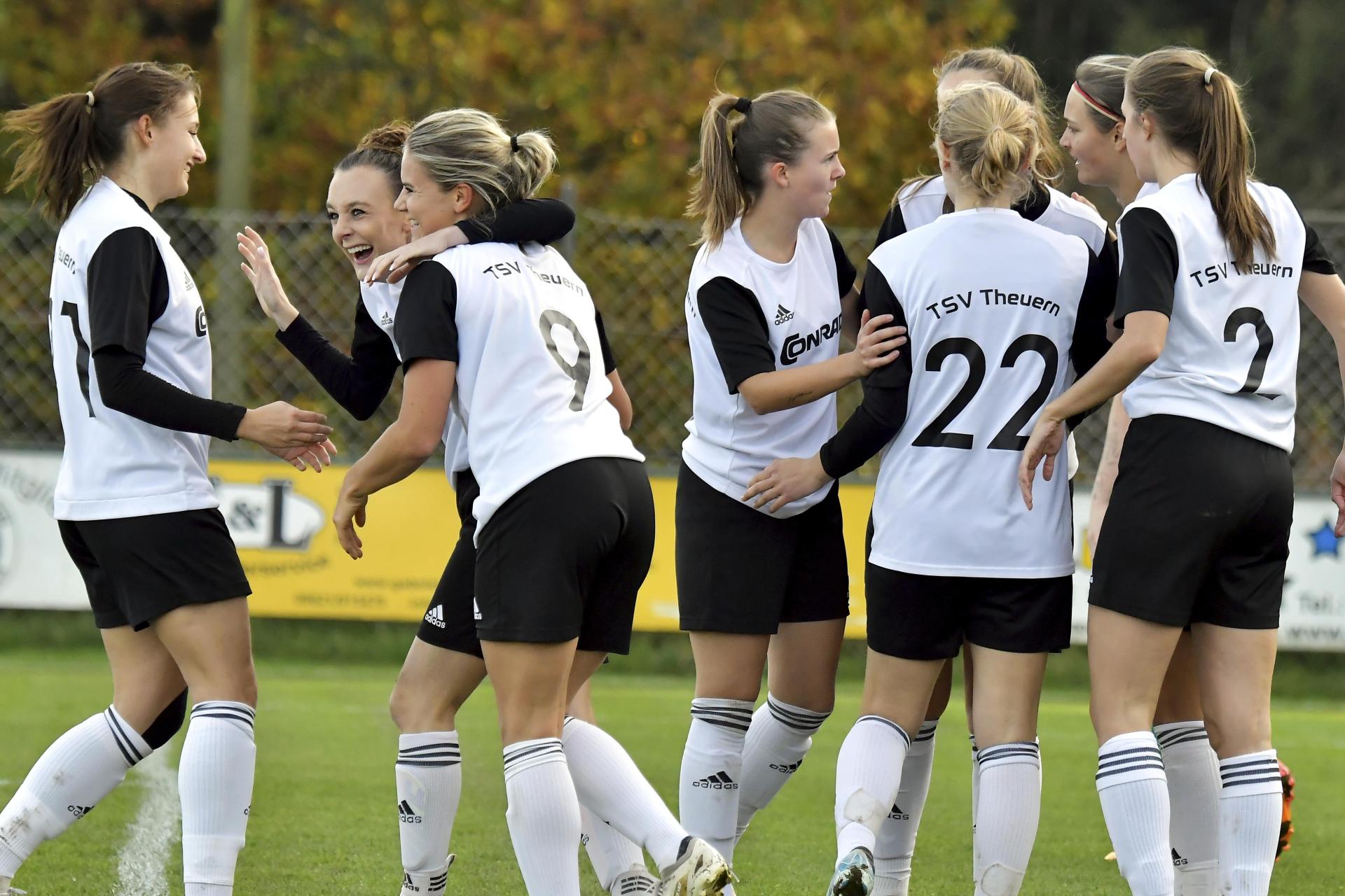 Ein Unentschieden wie ein Sieg: Die Theuerner Fußballerinnen durften ein starkes 2:2 gegen den Bayernliga-Spitzenreiter SpVgg Greuther Fürth bejubeln.  (Bild: Hubert Ziegler)