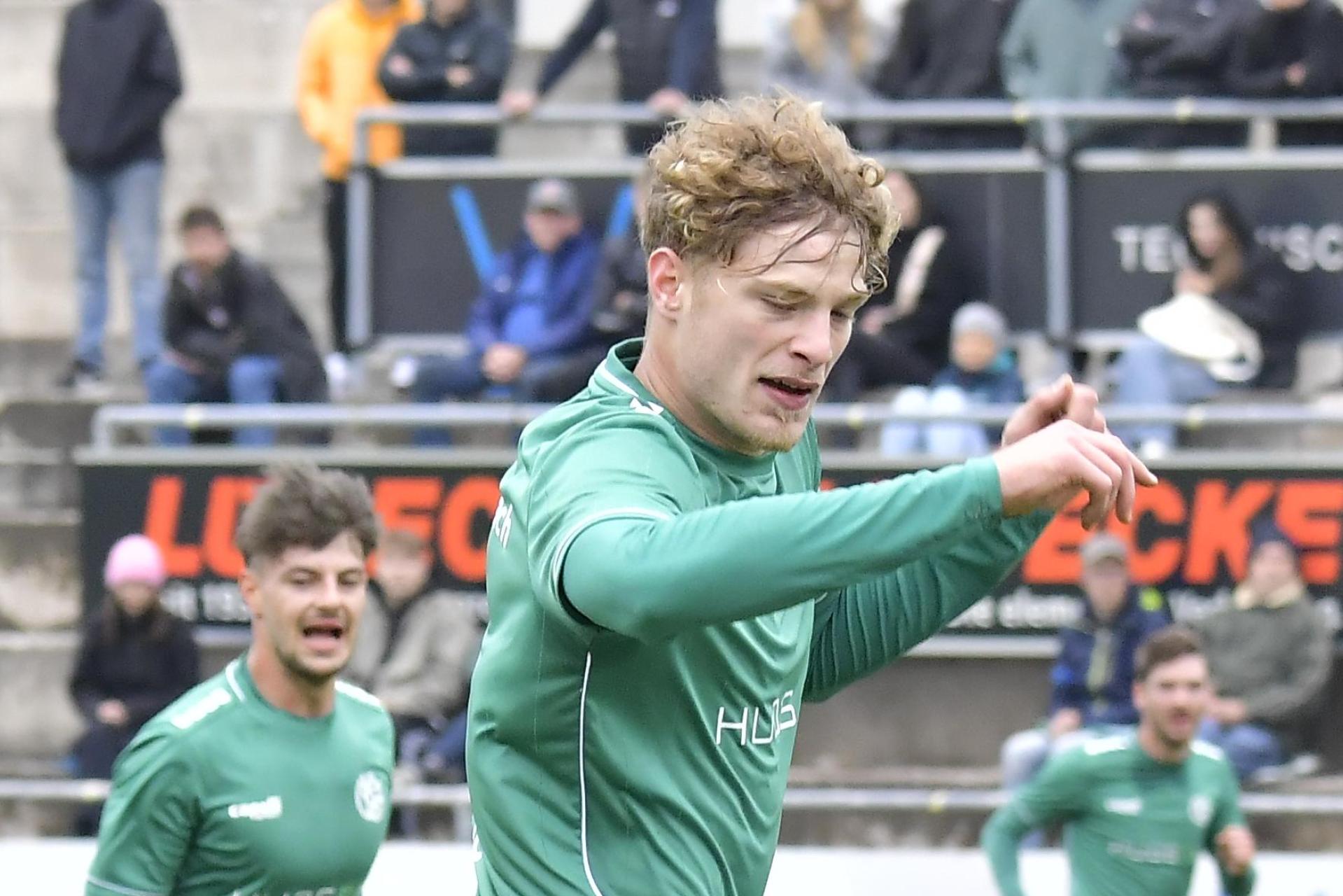 Drazen Misic (grünes Trikot, vorne) verlässt die DJK Gebenbach und wechselt in die Landesliga Nordost zum SC Schwabach 04.  (Bild: zg)