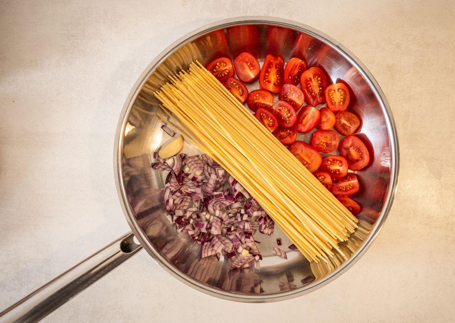 Lust auf einen neuen Skill? Dann komm zum Event Cook up! in Amberg. hier lernst du kochen. (Symbolbild: Zacharie Scheurer/dpa-tmn)