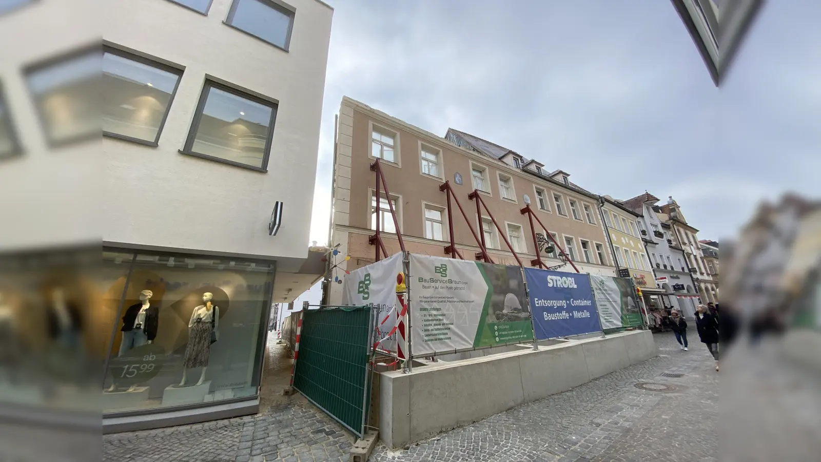 Hier wurde extra betoniert für die Stahlträger, die die Fassade stützen. (Bild: upl)